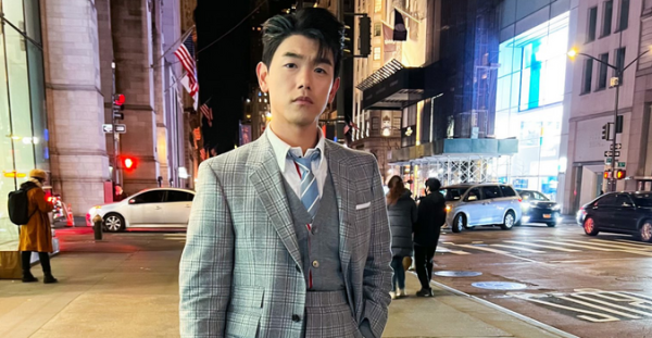 Pakai Rok, Intip Fashion Eric Nam dalam Balutan Thom Browne yang Curi Perhatian!