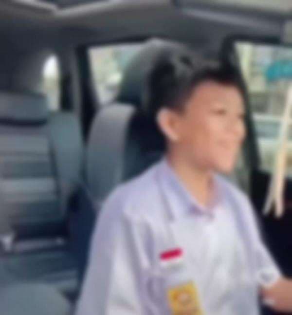 Viral Sepasang Anak SMP Nyetir Mobil, Warganet: Anak Pejabat Lagi Kah?