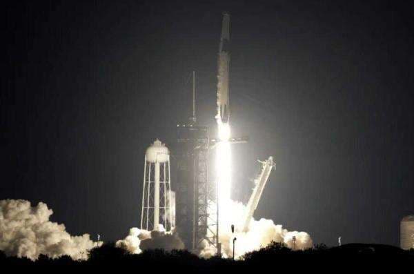 Roket SpaceX Meluncur ke Stasiun Luar Angkasa, Membawa Astronaut AS, Rusia, UEA