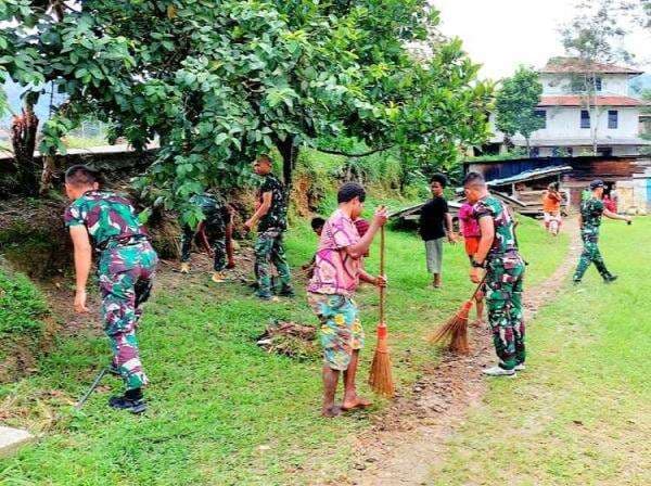 Ajak Warga, Satgas YR 142/KJ Bersihkan Lingkungan Tempat Tinggal