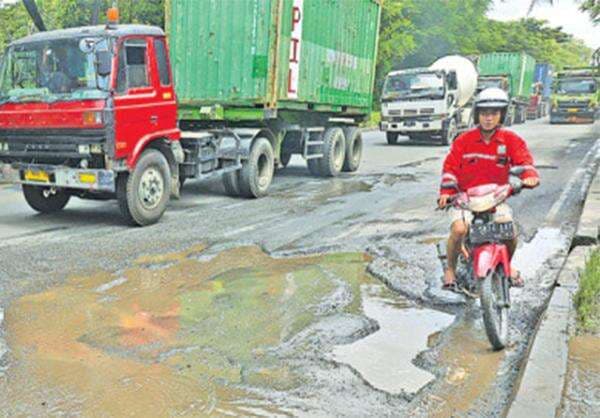 Membahayakan, Jalan Tambak Langon Surabaya Rusak Parah