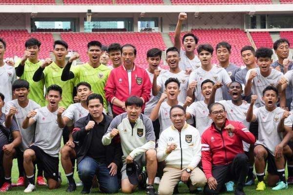 Jokowi Kunjungi Hokky dkk di GBK, Warganet: Gak Sekalian Ajak Pak Ganjar Lihat Timnas Latihan?