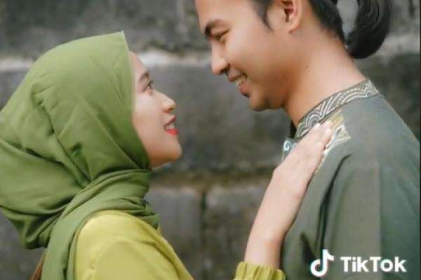 Gak Pasaran dan Anti-Mati Gaya, Cek Tiga Ide Pose Foto Bersama Pasangan saat Lebaran Gak Pasaran dan Anti-Mati Gaya, Cek Tiga Ide Pose Foto Bersama Pasangan saat Lebaran