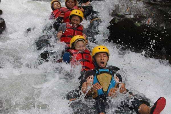 Sensasi Arung Jeram tak Terlupakan di Cikadongdong River Tubing Majalengka, Cek Harga Tiketnya!
