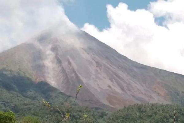 Gunung Karangteng Aktif, Warga Diminta Waspada Awan Panas