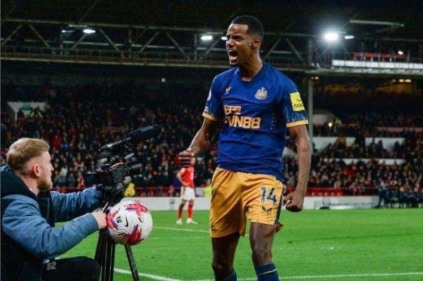 Skill Dewa Alexander Isak Lewati 5 Pemain Bikin Ian Wright Takjub