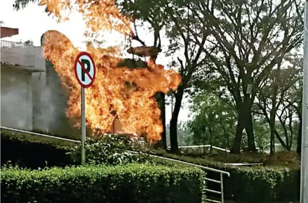 Semburan Api di Rest Area Cipali Belum Padam Semburan Api di Rest Area Cipali Belum Padam