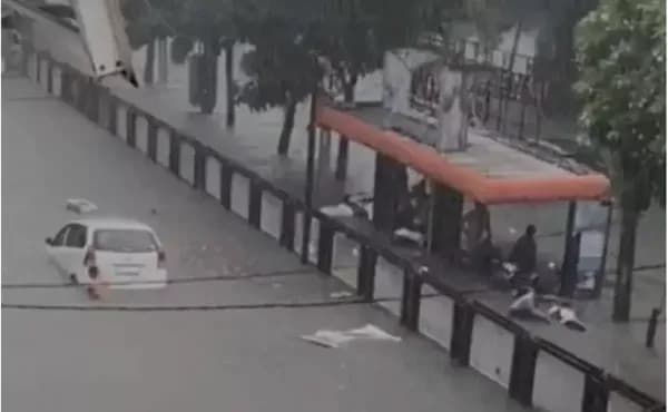 Surabaya Dikepung Banjir hingga Rendam Mobil di Pertokoan, BMKG Tanjung Perak Bilang Gangguan iklim Global