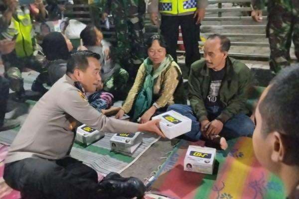 Kenalkan Seni Khas Cirebon, Polisi Sajikan Tari Topeng Kelana dan Bagikan Ratusan Nasi Jamblang