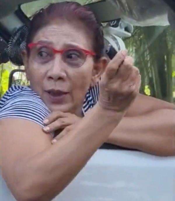 Sambil Naik Mobil Pick Up Susi Pudjiastuti Minta Rokok ke Pengendara Lain: Cuma Punya Korek