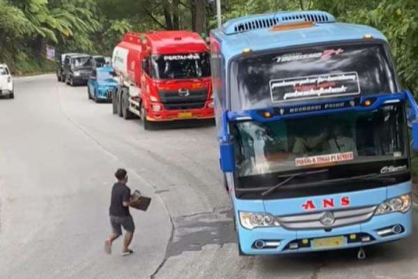 Aksi Heroik Detik-detik Penyelamatan Bus Rem Blong, Pria Ini Banjir Pujian
