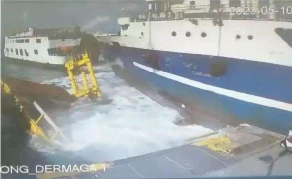 Dihantam KMP Mutiara Pertiwi I, Jembatan  Dermaga 02 Pelabuhan Penyeberangan Ferry Bastiong Ambruk