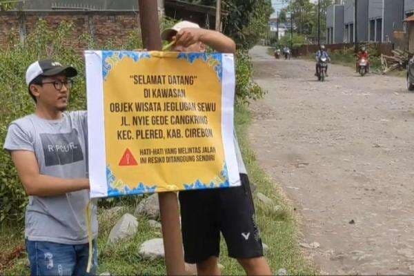 Jalan Rusak Bertahun-tahun, Warga Pasang Poster Sindiran Keras!