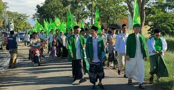 Kenakan Sarung, Bacaleg PPP Daftarkan Diri ke KPU Brebes