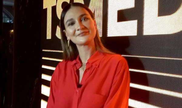 Desa Maya Waltaurd Maiyer Jatuh Lalu Operasi, Luna Maya: Doakan Ibuku Ya