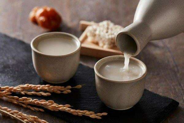 7 Minuman Alkohol Asal Korea Selatan Yang Sering Muncul Di Drakor, Berani Coba?