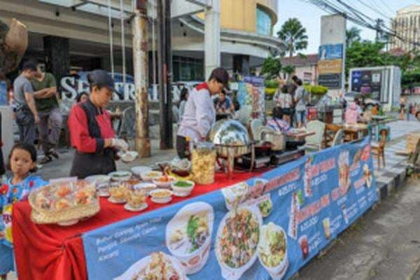Semarak Kuliner Murah Meriah di Pasar Tumpah Harris Hotel Sentraland Semarang