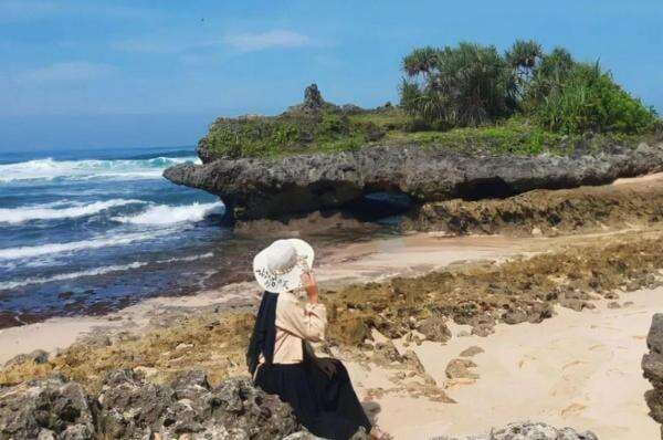 Cocok untuk Camping, Wisata Pantai Watu Bolong Yogyakarta jadi Destinasi Menarik untuk Healing