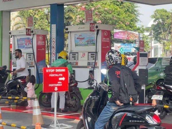 Pertalite Laris Manis usai Harga Pertamax Jadi Rp16.250 per Liter Pertalite Laris Manis usai Harga Pertamax Jadi Rp16.250 per Liter