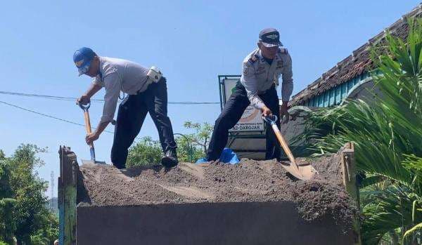 Tegas! Petugas Dishub Ponorogo Turunkan Muatan Truk ODOL Angkut Hasil Tambang