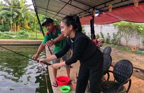 Gaya Lucu Azia Riza saat Mancing dari Panik Tarik Pancingan sampai Bikin Pantun!