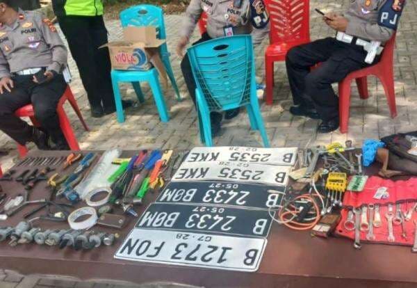 Pencuri Mobil Beraksi di Jalan Tol, Polisi Tangkap Pelaku Setelah Aksi Kejar-kejaran