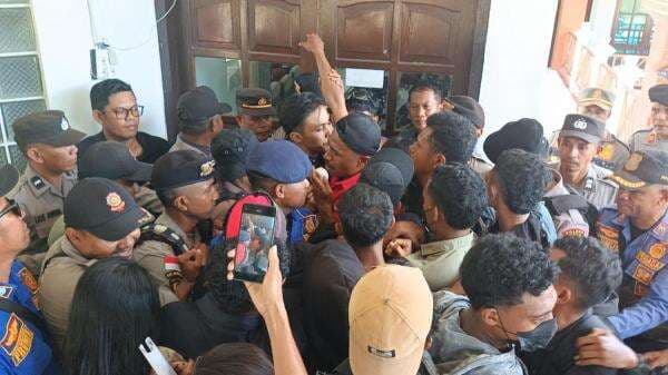Dipicu Ibu Hamil Meninggal saat Melahirkan, Demo GMNI Sikka Berakhir Ricuh