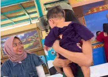 Erika Carlina Santai Sang Anak Dipegang saat Foto Bareng Fans di Bali