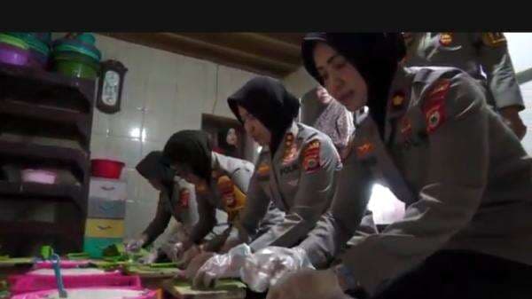 Polwan Polres Pelabuhan Belajar Buat Otak-otak Khas Makassar di Hari Kartini