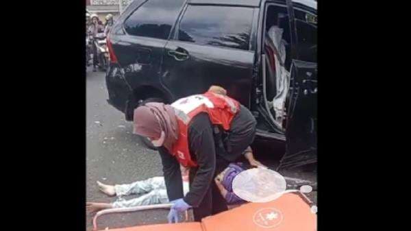 Kecelakaan di Banjarnegara, Pemotor Ditabrak Avanza hingga Terseret 10 Meter Kecelakaan di Banjarnegara, Pemotor Ditabrak Avanza hingga Terseret 10 Meter