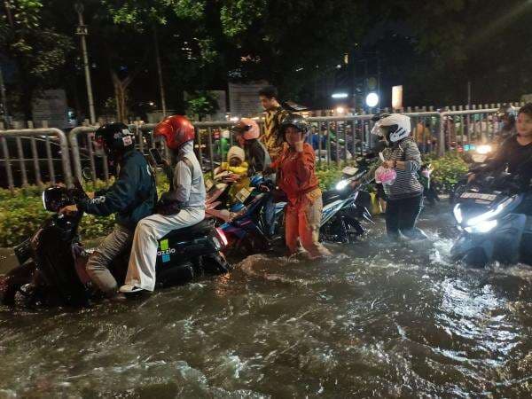 37 RT dan 12 Ruas Jalan Jakarta Masih Terendam Banjir hingga Malam