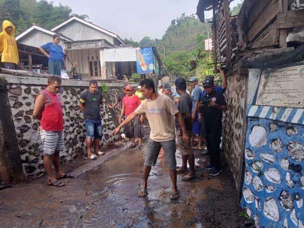 Air Sungai Meluap, Rumah Warga di Banyuglugur Situbondo Terendam Banjir Air Sungai Meluap, Rumah Warga di Banyuglugur Situbondo Terendam Banjir