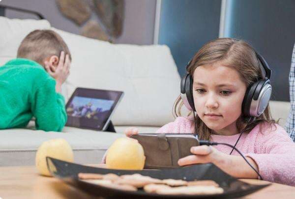 Tips Jaga Kesehatan Mata Anak yang Sering Pakai Gadget