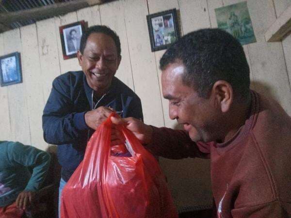 Pemuda Desa Gurung Liwut Dapat Bantuan Baju Bola dari Anggota DPRD Perindo