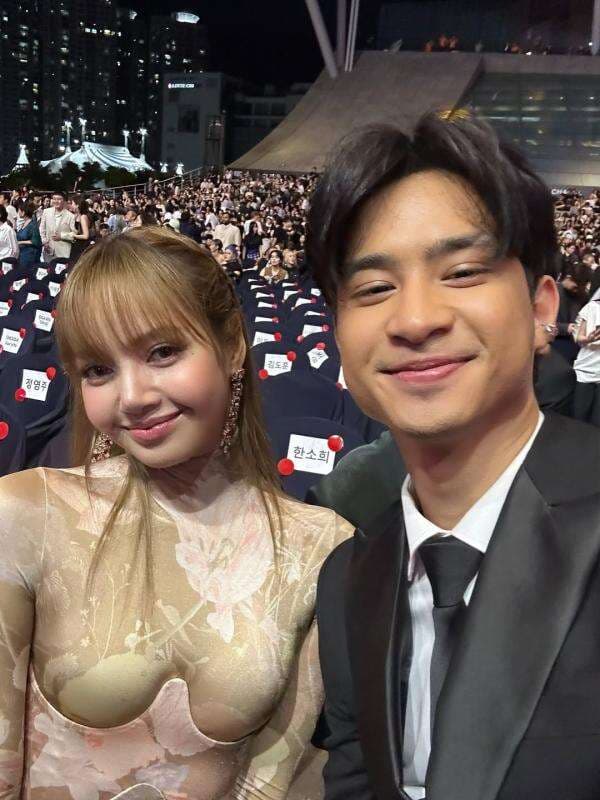 Devano Pamer Foto Bareng Lisa BLACKPINK, Netizen: Ini Asli Bukan Editan AI! Devano Pamer Foto Bareng Lisa BLACKPINK, Netizen: Ini Asli Bukan Editan AI!