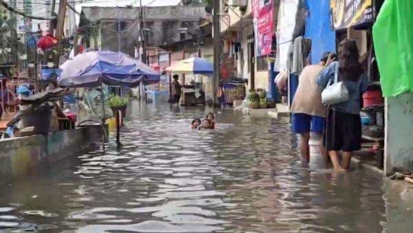 Ratusan Rumah di Cilincing Terendam Banjir Imbas Kali Cakung Meluap
