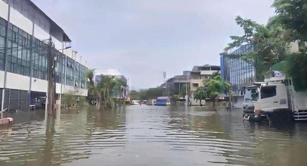 Tolong! Kawasan Pergudangan di Teluk Gong Jakarta Utara Masih Terendam Banjir