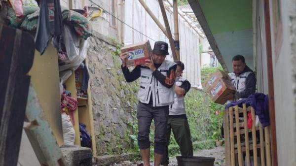 Tanggap Bencana, BRI Peduli Salurkan Bantuan bagi Warga Terdampak Longsor Cisarua