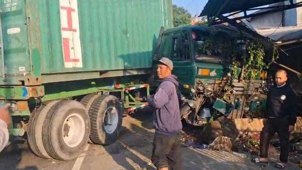 Kecelakaan Beruntun 4 Kendaraan di Sidoarjo, 2 Orang Tewas Kecelakaan Beruntun 4 Kendaraan di Sidoarjo, 2 Orang Tewas