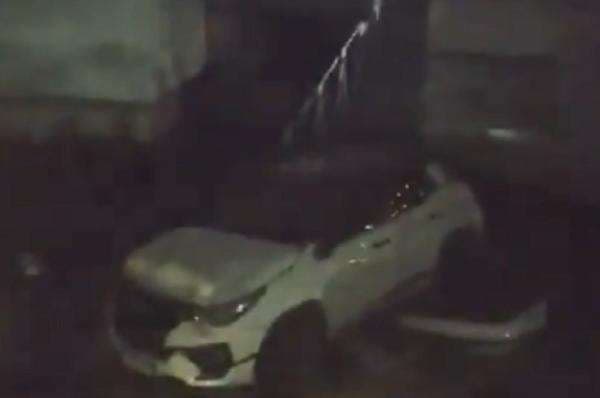 Tertabrak Kereta, Mobil Fortuner Ringsek dan Terjun ke Kali di Cengkareng