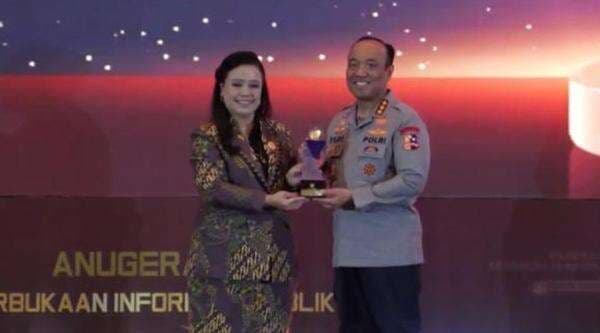 Polri Raih Penghargaan Tertinggi Keterbukaan Informasi Publik 2025 Polri Raih Penghargaan Tertinggi Keterbukaan Informasi Publik 2025