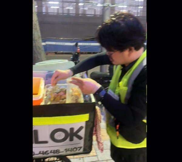 Viral! Pria Korea Selatan Ini Jual Cilok Pakai Sepeda Keliling Kota