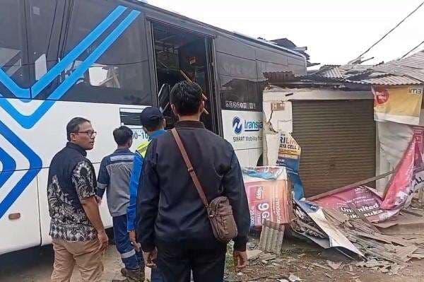 Kronologi Bus Transjakarta Kecelakaan di Pulogebang, Tabrak 4 Ruko Pedagang