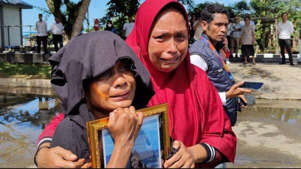 Tangis Pecah di Rekonstruksi Kasus Pembunuhan Kesya Lestaluhu: Ibu Korban Ungkap Kejanggalan Tangis Pecah di Rekonstruksi Kasus Pembunuhan Kesya Lestaluhu: Ibu Korban Ungkap Kejanggalan