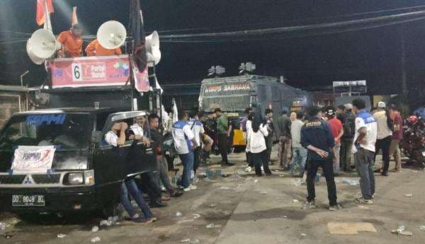 Demo 8 Pekerja Di-PHK Sepihak, Massa Duduki PT Wings Group hingga Malam Hari