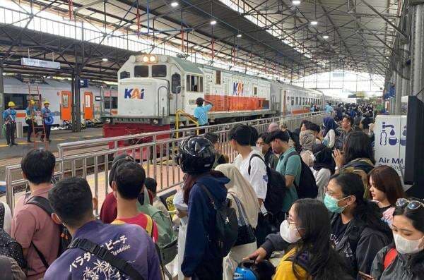 KAI Batalkan 38 Perjalanan Kereta Akibat Banjir, Ini Daftar Lengkapnya!