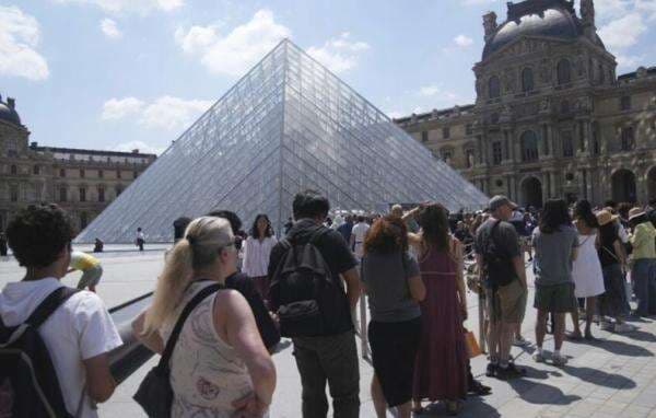 Perpustakaan Louvre Paris Kebanjiran Air Limbah, Ratusan Dokumen Rusak