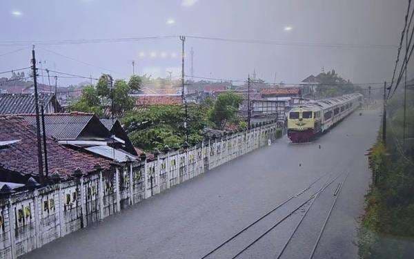 KAI Batalkan 82 Perjalanan Kereta Api Imbas Banjir di Jakarta dan Semarang