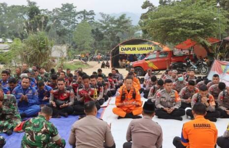 Doa Bersama Digelar di Lokasi Longsor Gunung Kuda, khtiar Spiritual dan Bentuk Duka Cita Doa Bersama Digelar di Lokasi Longsor Gunung Kuda, khtiar Spiritual dan Bentuk Duka Cita