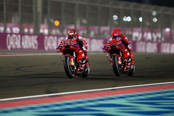 Tahu Motornya Sulit Ditaklukkan, Marc Marquez Sengaja Bikin Francesco Bagnaia Kesusahan di MotoGP 2025
